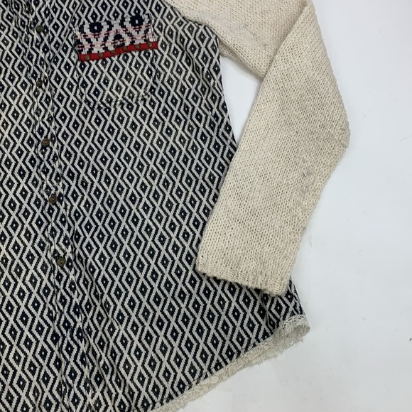 Gimmicks by Buckle Button down top sweater sleeves Size Medium Creme Black - Picture 5 of 13